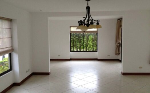 🏡 Casa en Alquiler en Santa Ana, Condominio Hacienda del Sol, con Amplios Espacios. Cod. 136887