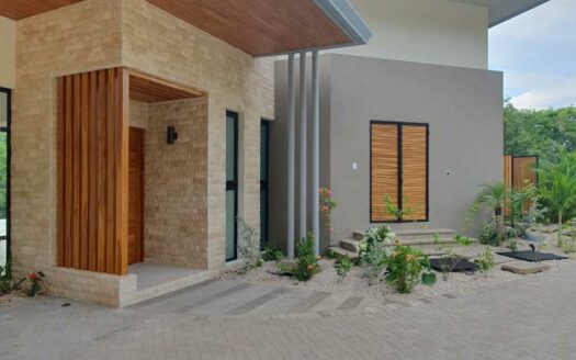 Villa Moderna en Condominio Privado con Piscina y 4 Suites – Tamarindo COD: 138033