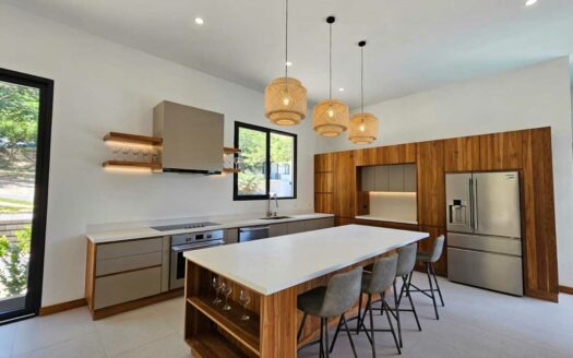 Villa Moderna en Condominio Privado con Piscina y 4 Suites – Tamarindo COD: 138033