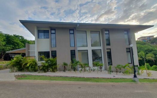 Villa Moderna en Condominio Privado con Piscina y 4 Suites – Tamarindo COD: 138033