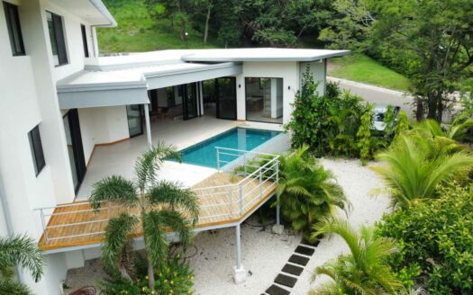 Villa Moderna en Condominio Privado con Piscina y 4 Suites – Tamarindo COD: 138033