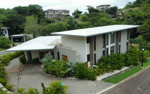 Villa Moderna en Condominio Privado con Piscina y 4 Suites – Tamarindo COD: 138033