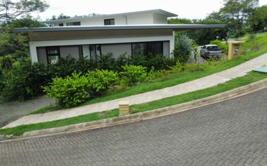 Villa Moderna en Condominio Privado con Piscina y 4 Suites – Tamarindo COD: 138033