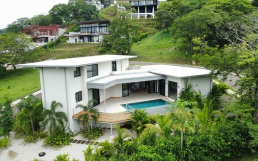 Villa Moderna en Condominio Privado con Piscina y 4 Suites – Tamarindo COD: 138033