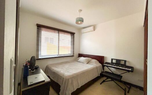 Venta de casa de 2 niveles. Heredia, Cond. Bosques de Velarde. Esquinera (4 hab, 3 1/2 baños, 2 parqueos) Cod. 136475