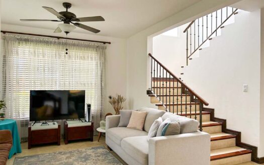 Venta de casa de 2 niveles. Heredia, Cond. Bosques de Velarde. Esquinera (4 hab, 3 1/2 baños, 2 parqueos) Cod. 136475