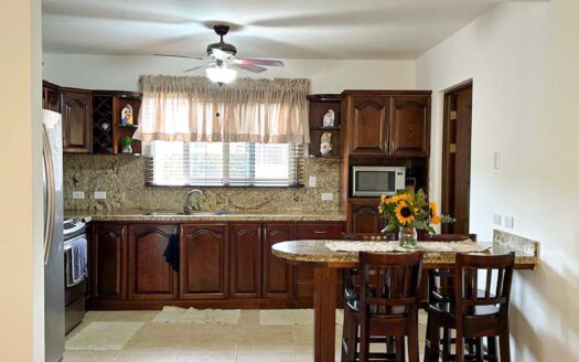 Venta de casa de 2 niveles. Heredia, Cond. Bosques de Velarde. Esquinera (4 hab, 3 1/2 baños, 2 parqueos) Cod. 136475