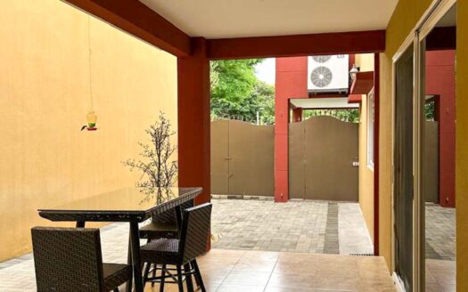 Venta de casa de 2 niveles. Heredia, Cond. Bosques de Velarde. Esquinera (4 hab, 3 1/2 baños, 2 parqueos) Cod. 136475