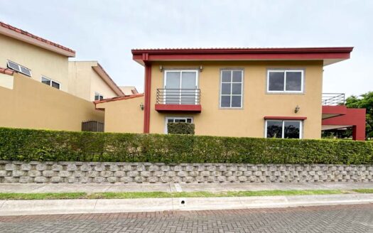 Venta de casa de 2 niveles. Heredia, Cond. Bosques de Velarde. Esquinera (4 hab, 3 1/2 baños, 2 parqueos) Cod. 136475