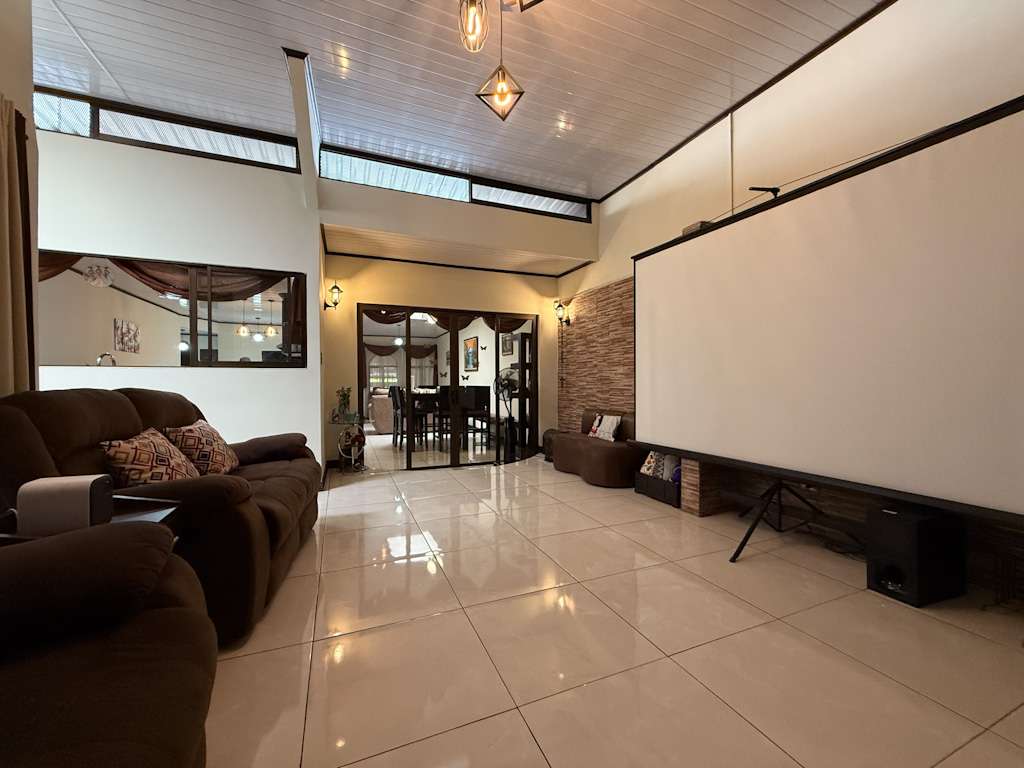 Casa de una Planta, con Hermosos Acabados, en Residencial Seguro, en Llorente de Tibás COD 136508