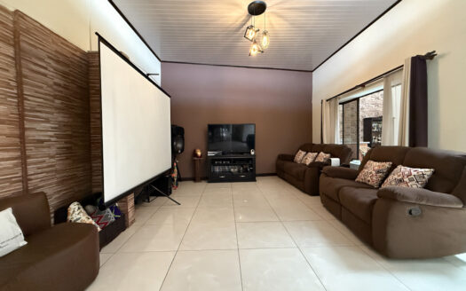 Casa de una Planta, con Hermosos Acabados, en Residencial Seguro, en Llorente de Tibás COD 136508