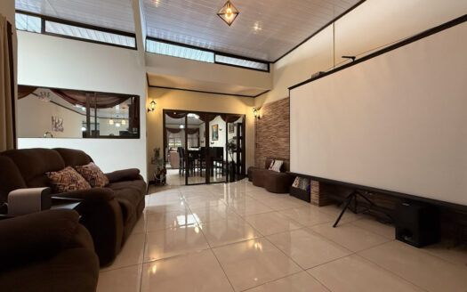 Casa de una Planta, con Hermosos Acabados, en Residencial Seguro, en Llorente de Tibás COD 136508