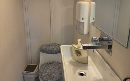 Casa Esquinera en Venta en Residencial en Santo Domingo de Heredia con Amplia Terraza y Parqueo para 3 Vehículos. Código 137802