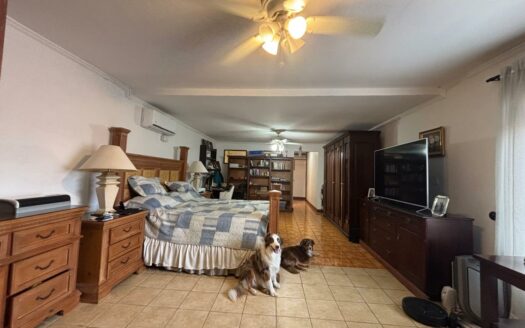 Casa Esquinera en Venta en Residencial en Santo Domingo de Heredia con Amplia Terraza y Parqueo para 3 Vehículos. Código 137802