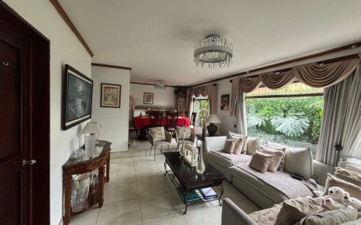 Casa Esquinera en Venta en Residencial en Santo Domingo de Heredia con Amplia Terraza y Parqueo para 3 Vehículos. Código 137802