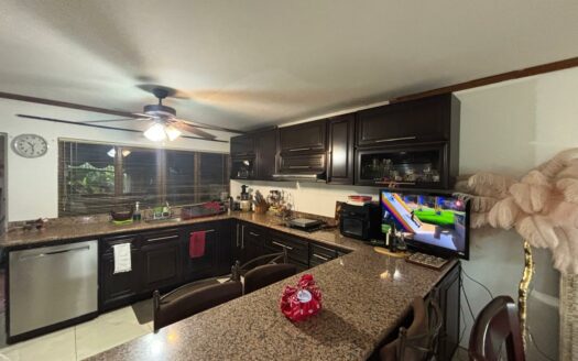 Casa Esquinera en Venta en Residencial en Santo Domingo de Heredia con Amplia Terraza y Parqueo para 3 Vehículos. Código 137802