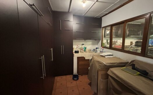 Casa Esquinera en Venta en Residencial en Santo Domingo de Heredia con Amplia Terraza y Parqueo para 3 Vehículos. Código 137802