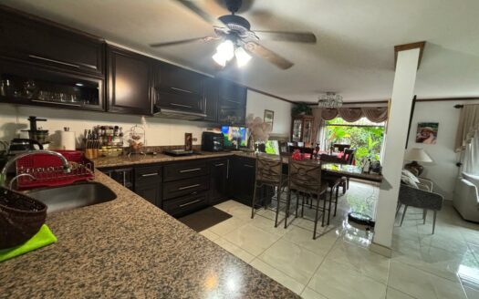 Casa Esquinera en Venta en Residencial en Santo Domingo de Heredia con Amplia Terraza y Parqueo para 3 Vehículos. Código 137802