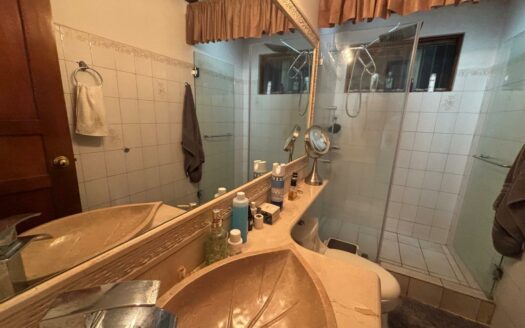 Casa Esquinera en Venta en Residencial en Santo Domingo de Heredia con Amplia Terraza y Parqueo para 3 Vehículos. Código 137802