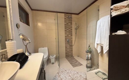 Casa Esquinera en Venta en Residencial en Santo Domingo de Heredia con Amplia Terraza y Parqueo para 3 Vehículos. Código 137802