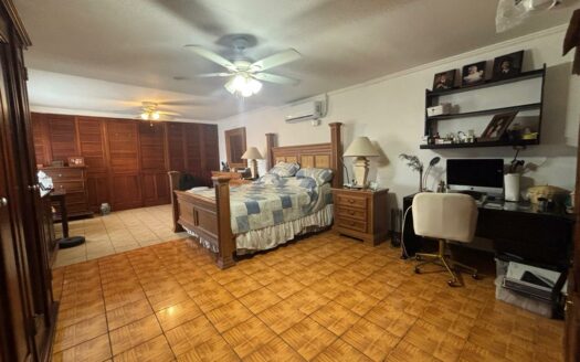 Casa Esquinera en Venta en Residencial en Santo Domingo de Heredia con Amplia Terraza y Parqueo para 3 Vehículos. Código 137802