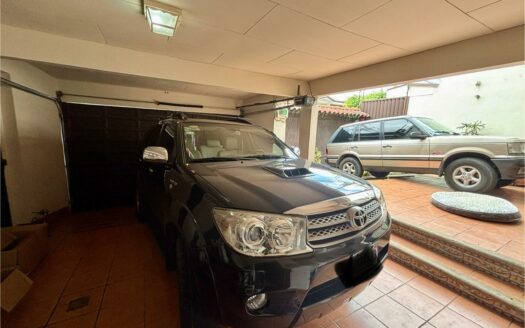 Casa Esquinera en Venta en Residencial en Santo Domingo de Heredia con Amplia Terraza y Parqueo para 3 Vehículos. Código 137802