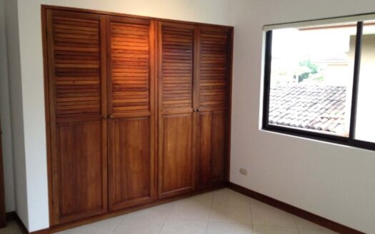 🏡 Casa en Alquiler en Santa Ana, Condominio Hacienda del Sol, con Amplios Espacios. Cod. 136887