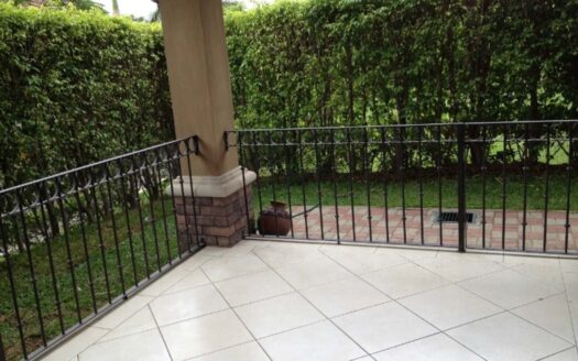 🏡 Casa en Alquiler en Santa Ana, Condominio Hacienda del Sol, con Amplios Espacios. Cod. 136887