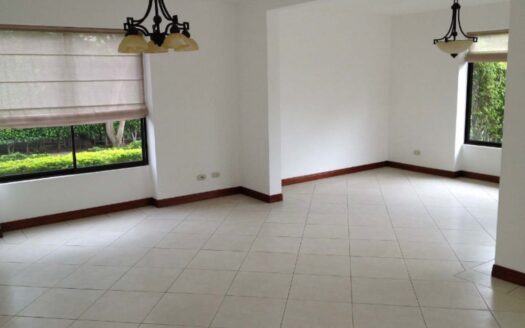 🏡 Casa en Alquiler en Santa Ana, Condominio Hacienda del Sol, con Amplios Espacios. Cod. 136887