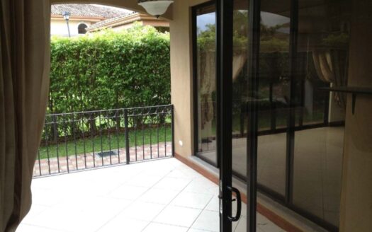 🏡 Casa en Alquiler en Santa Ana, Condominio Hacienda del Sol, con Amplios Espacios. Cod. 136887