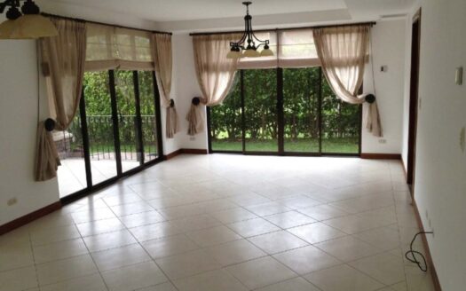 🏡 Casa en Alquiler en Santa Ana, Condominio Hacienda del Sol, con Amplios Espacios. Cod. 136887