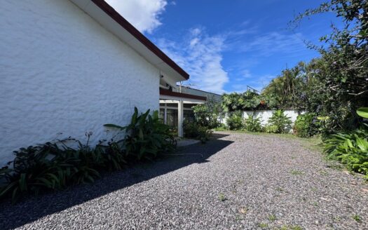 Pinares de Curridabat: Casa Independiente de Una Planta en Venta con 450 Metros de Lote. #138929