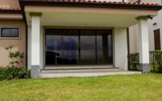 Casa en Venta en San Isidro de Heredia, Amplio Jardín y Seguridad 24/7. Código 138870