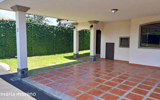 Casa en Venta en San Isidro de Heredia, Amplio Jardín y Seguridad 24/7. Código 138870