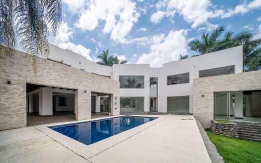 REMATE BANCARIO!!! Casa en Residencial Manantiales (Asunción de Belén)(Lote: 1930 m2 / Const: 1008 m2) 6 hab, 5 1/2 baños, piscina, jardín enorme. Cod. 138627