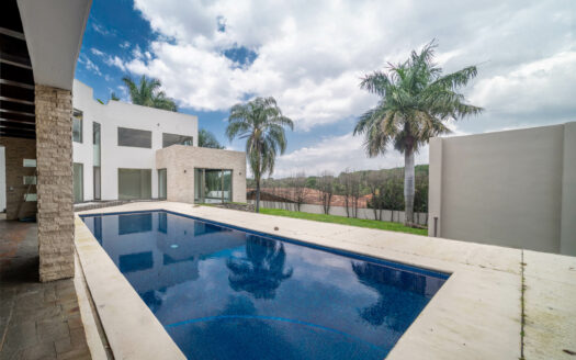 REMATE BANCARIO!!! Casa en Residencial Manantiales (Asunción de Belén)(Lote: 1930 m2 / Const: 1008 m2) 6 hab, 5 1/2 baños, piscina, jardín enorme. Cod. 138627