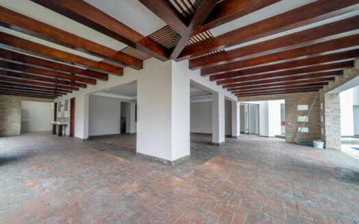 REMATE BANCARIO!!! Casa en Residencial Manantiales (Asunción de Belén)(Lote: 1930 m2 / Const: 1008 m2) 6 hab, 5 1/2 baños, piscina, jardín enorme. Cod. 138627