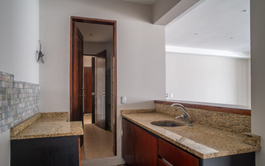 REMATE BANCARIO!!! Casa en Residencial Manantiales (Asunción de Belén)(Lote: 1930 m2 / Const: 1008 m2) 6 hab, 5 1/2 baños, piscina, jardín enorme. Cod. 138627