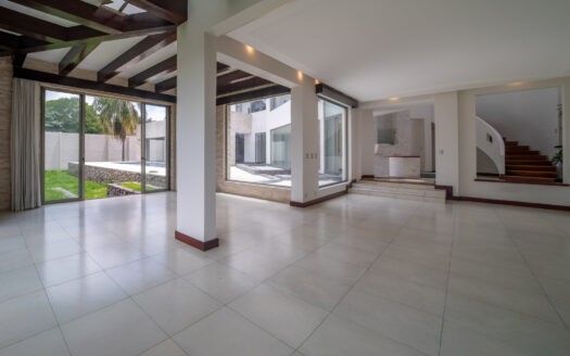 REMATE BANCARIO!!! Casa en Residencial Manantiales (Asunción de Belén)(Lote: 1930 m2 / Const: 1008 m2) 6 hab, 5 1/2 baños, piscina, jardín enorme. Cod. 138627