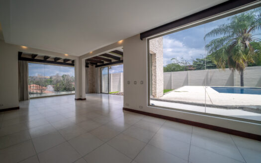 REMATE BANCARIO!!! Casa en Residencial Manantiales (Asunción de Belén)(Lote: 1930 m2 / Const: 1008 m2) 6 hab, 5 1/2 baños, piscina, jardín enorme. Cod. 138627