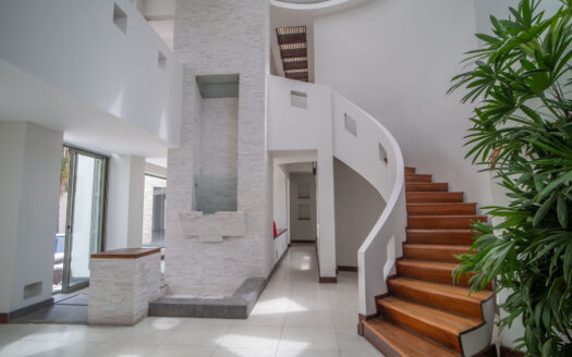 REMATE BANCARIO!!! Casa en Residencial Manantiales (Asunción de Belén)(Lote: 1930 m2 / Const: 1008 m2) 6 hab, 5 1/2 baños, piscina, jardín enorme. Cod. 138627