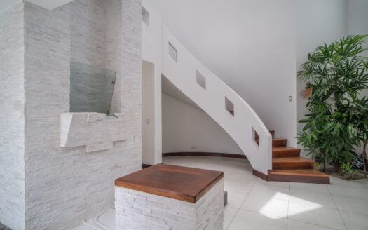 REMATE BANCARIO!!! Casa en Residencial Manantiales (Asunción de Belén)(Lote: 1930 m2 / Const: 1008 m2) 6 hab, 5 1/2 baños, piscina, jardín enorme. Cod. 138627