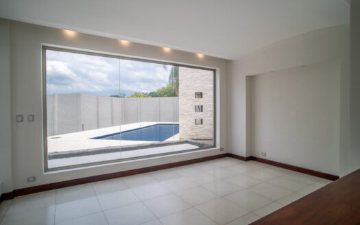 REMATE BANCARIO!!! Casa en Residencial Manantiales (Asunción de Belén)(Lote: 1930 m2 / Const: 1008 m2) 6 hab, 5 1/2 baños, piscina, jardín enorme. Cod. 138627