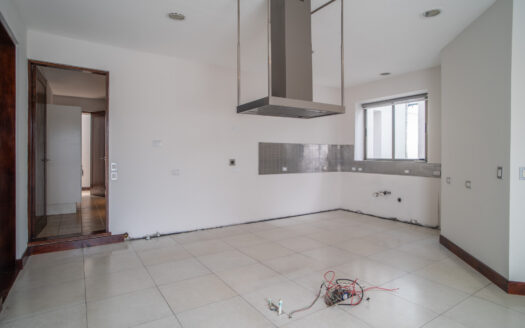 REMATE BANCARIO!!! Casa en Residencial Manantiales (Asunción de Belén)(Lote: 1930 m2 / Const: 1008 m2) 6 hab, 5 1/2 baños, piscina, jardín enorme. Cod. 138627