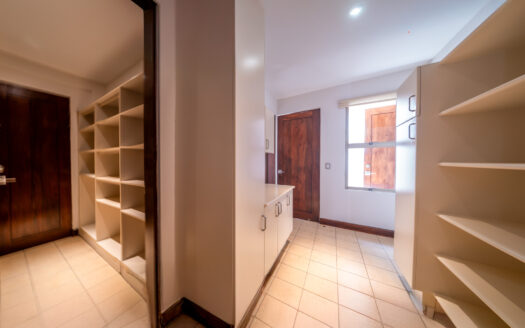 REMATE BANCARIO!!! Casa en Residencial Manantiales (Asunción de Belén)(Lote: 1930 m2 / Const: 1008 m2) 6 hab, 5 1/2 baños, piscina, jardín enorme. Cod. 138627