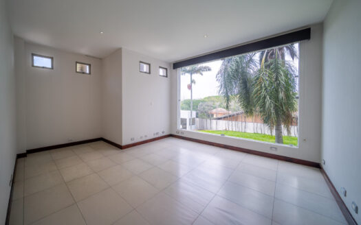 REMATE BANCARIO!!! Casa en Residencial Manantiales (Asunción de Belén)(Lote: 1930 m2 / Const: 1008 m2) 6 hab, 5 1/2 baños, piscina, jardín enorme. Cod. 138627