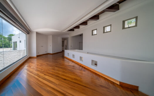 REMATE BANCARIO!!! Casa en Residencial Manantiales (Asunción de Belén)(Lote: 1930 m2 / Const: 1008 m2) 6 hab, 5 1/2 baños, piscina, jardín enorme. Cod. 138627