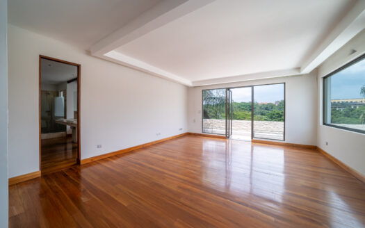 REMATE BANCARIO!!! Casa en Residencial Manantiales (Asunción de Belén)(Lote: 1930 m2 / Const: 1008 m2) 6 hab, 5 1/2 baños, piscina, jardín enorme. Cod. 138627