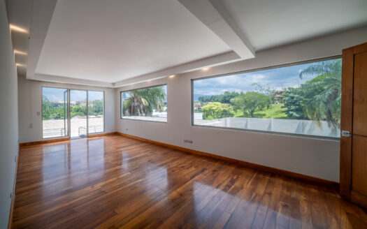 REMATE BANCARIO!!! Casa en Residencial Manantiales (Asunción de Belén)(Lote: 1930 m2 / Const: 1008 m2) 6 hab, 5 1/2 baños, piscina, jardín enorme. Cod. 138627