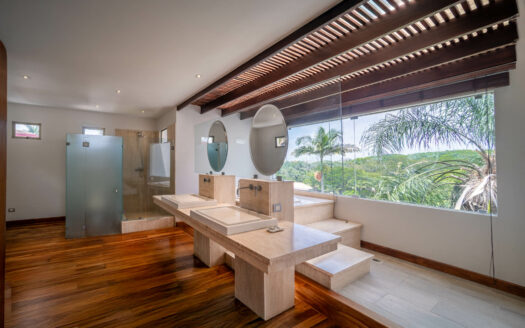 REMATE BANCARIO!!! Casa en Residencial Manantiales (Asunción de Belén)(Lote: 1930 m2 / Const: 1008 m2) 6 hab, 5 1/2 baños, piscina, jardín enorme. Cod. 138627